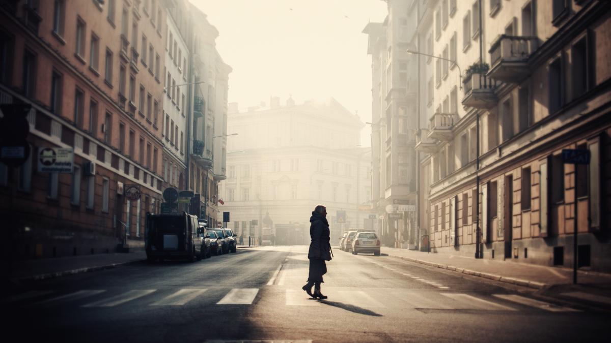 intre-doua-lumi_98495800