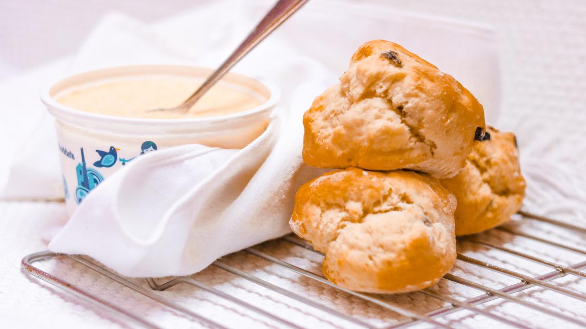 painici-englezesti-rapide--reteta-de-scones-cu-branza-de-oaie-si-rosii-uscate_10503300