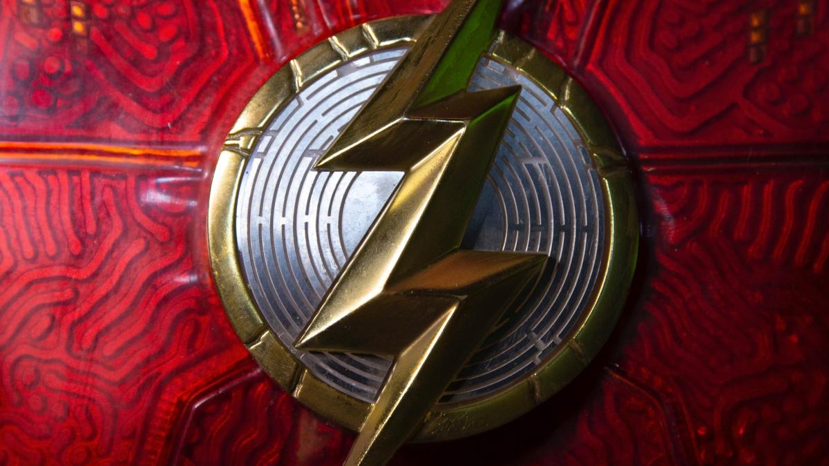 the_flash_ezra_miller_fb_33590100