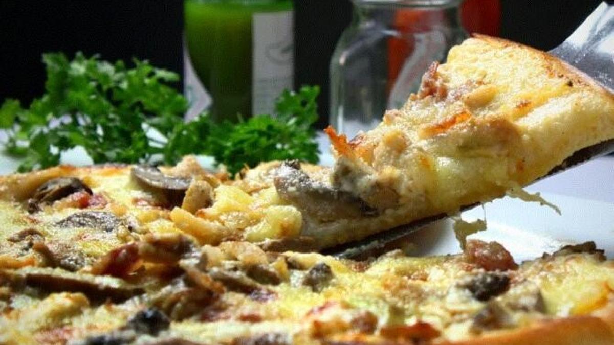 cea-mai-rapida-reteta-de-pizza---este-crocanta--delicioasa-si-satioasa_18749200