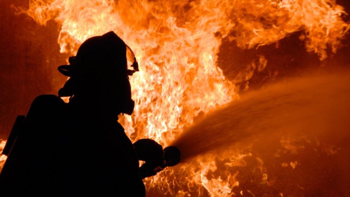 un-pompier--nevoit-sa-intervina-la-un-incendiu-care-i-a-rapit-zece-membri-ai-familiei--printre-care-trei-copii_14086500