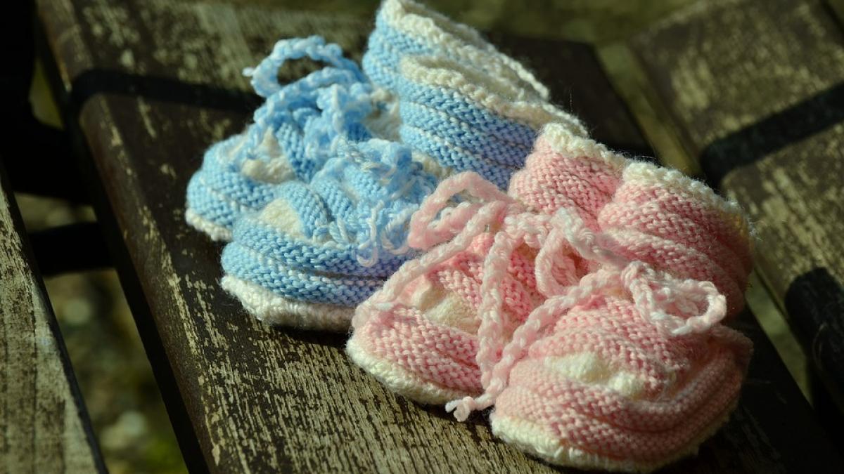 copii-gemeni-diferiti-nuanta-a-pielii_59016700