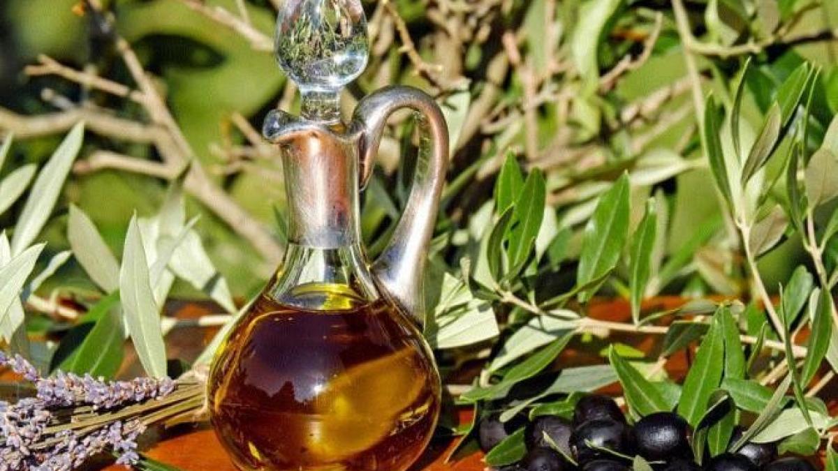 cum-sa-elimini-o-pata-de-ulei-de-pe-haine--in-10-minute--fara-spalare---un-mod-simplu-si-eficient_25325100