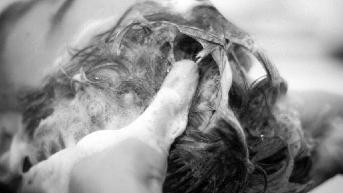 pune-ceapa-in-sampon--vei-uita-de-par-cazut--exces-de-sebum-si-matreata--trucul-bunicilor-care-da-rezultate-uimitoare_52387100