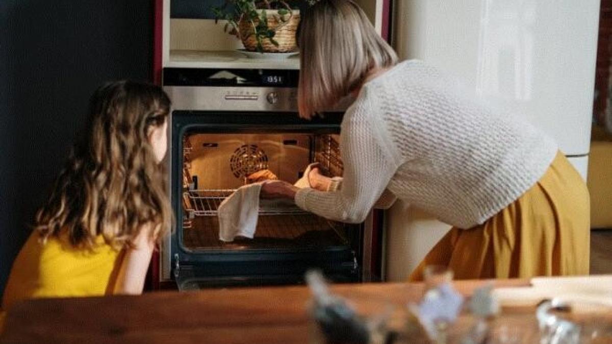 luati-niste-pungi-simple-si-curatati-cuptorul----o-metoda-incredibila--toata-murdaria-se-va-desprinde-repede_49687100