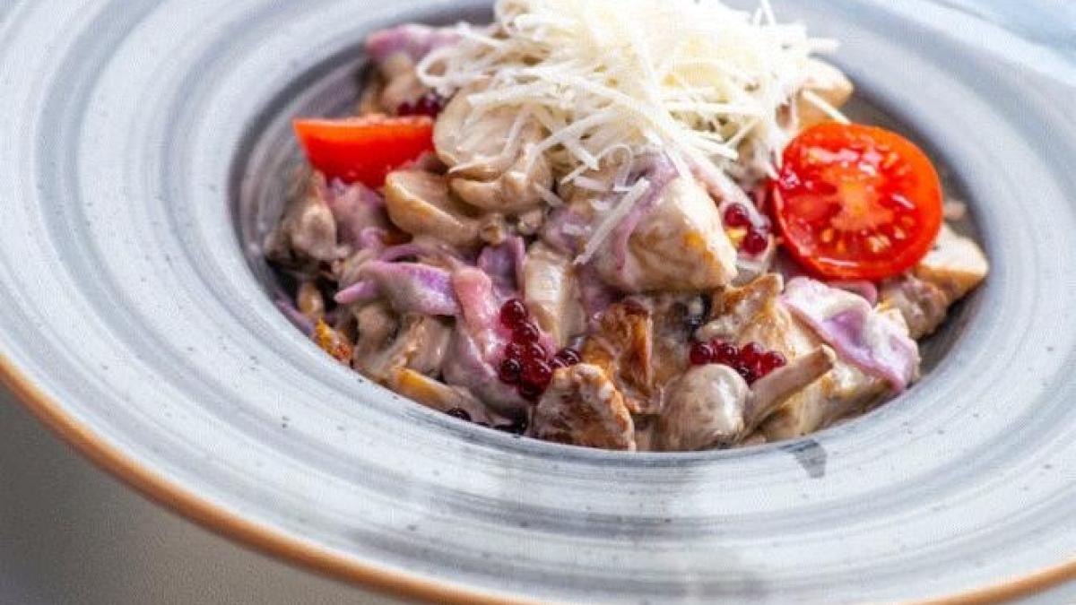 pipote-si-inimi-de-pui--inabusite-in-sos-de-smantana-si-rosii---o-cina-bestial-de-buna-si-satioasa_84947300