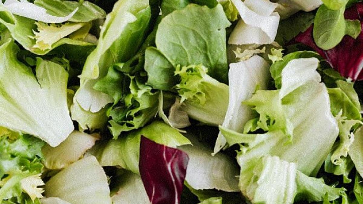 salata-din-varza-si-rosii--o-solutie-miraculoasa-cand-nu-stii-ce-sa-gatesti_11225100