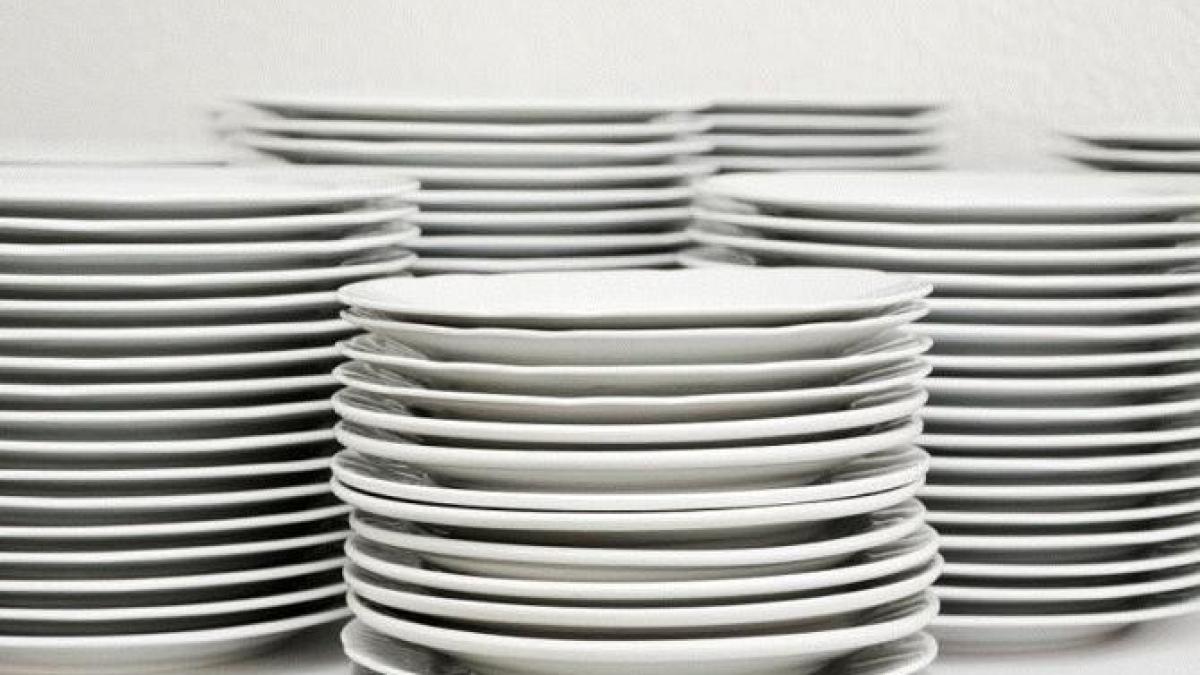 farfurii-curate-si-stralucitoare--ca-la-restaurant---prepara-o-solutie-din-ingrediente-accesibile-si-ieftine_23923900