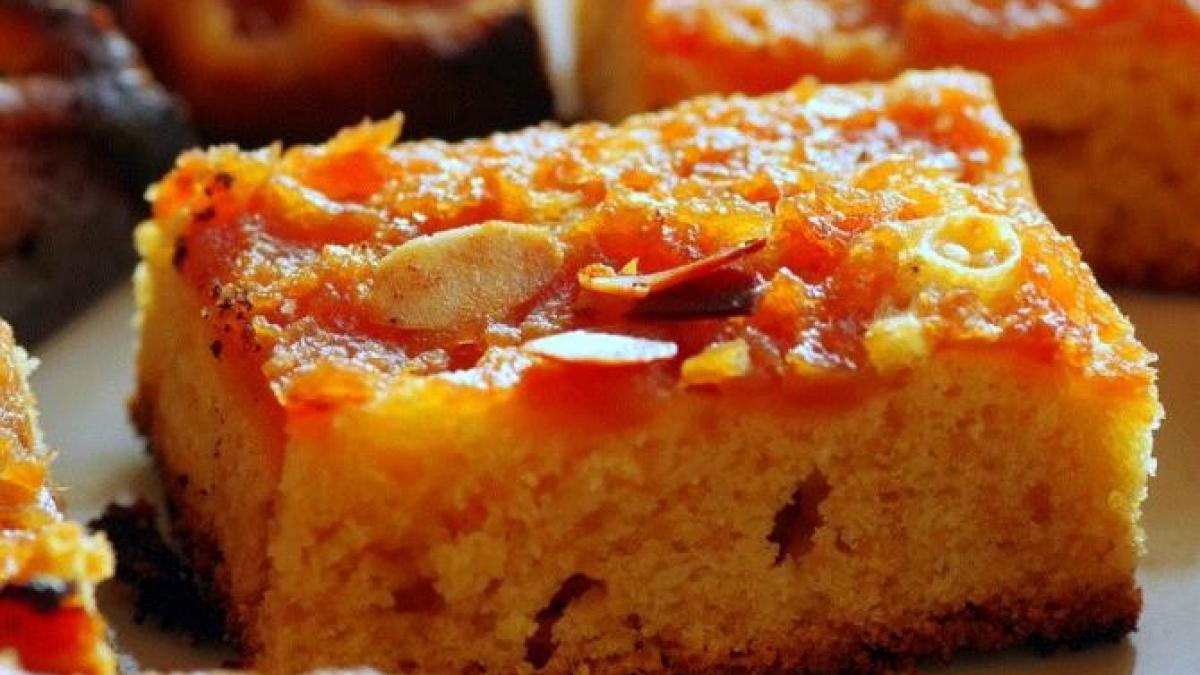 placinta-cremoasa-si-moale-ca-un-nor----ai-nevoie-de-doua-mere-si-cateva-oua_30043200