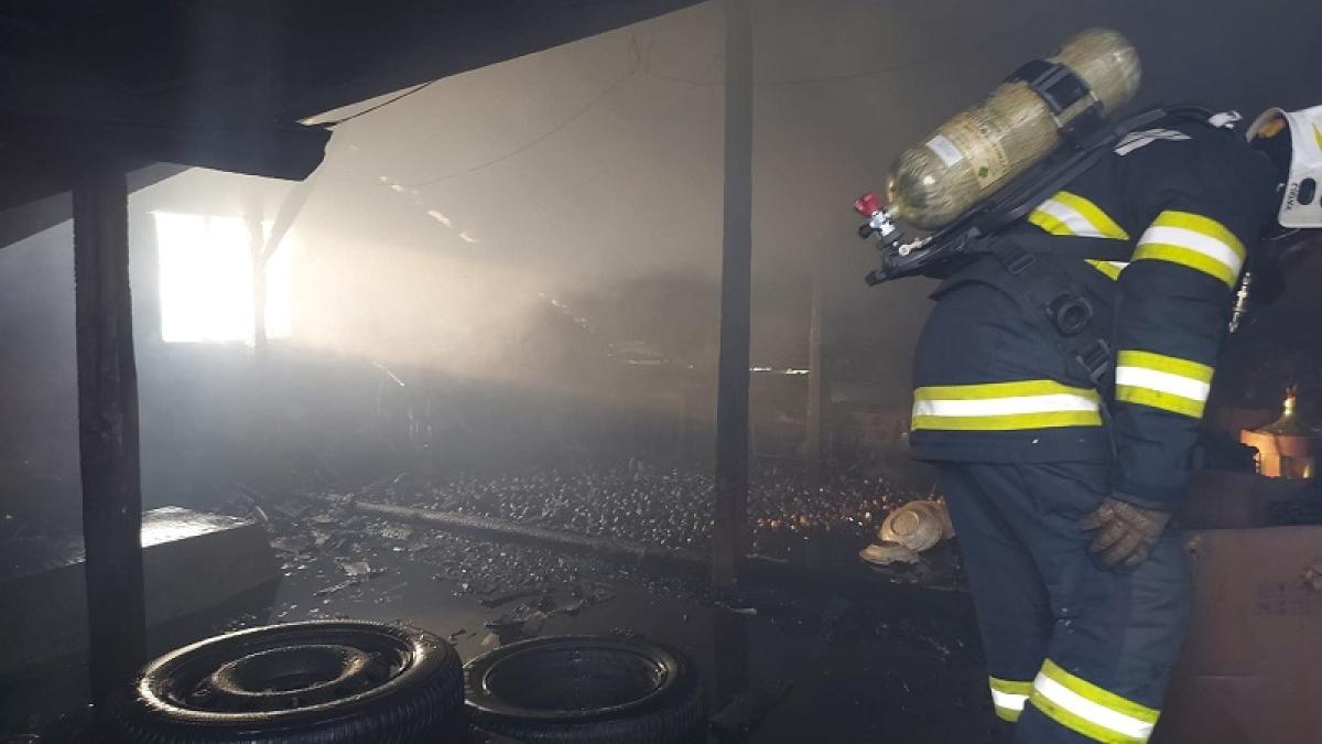 incendiu-puternic-in-dambovita--o-persoana-gasita-carbonizata-2_42665600