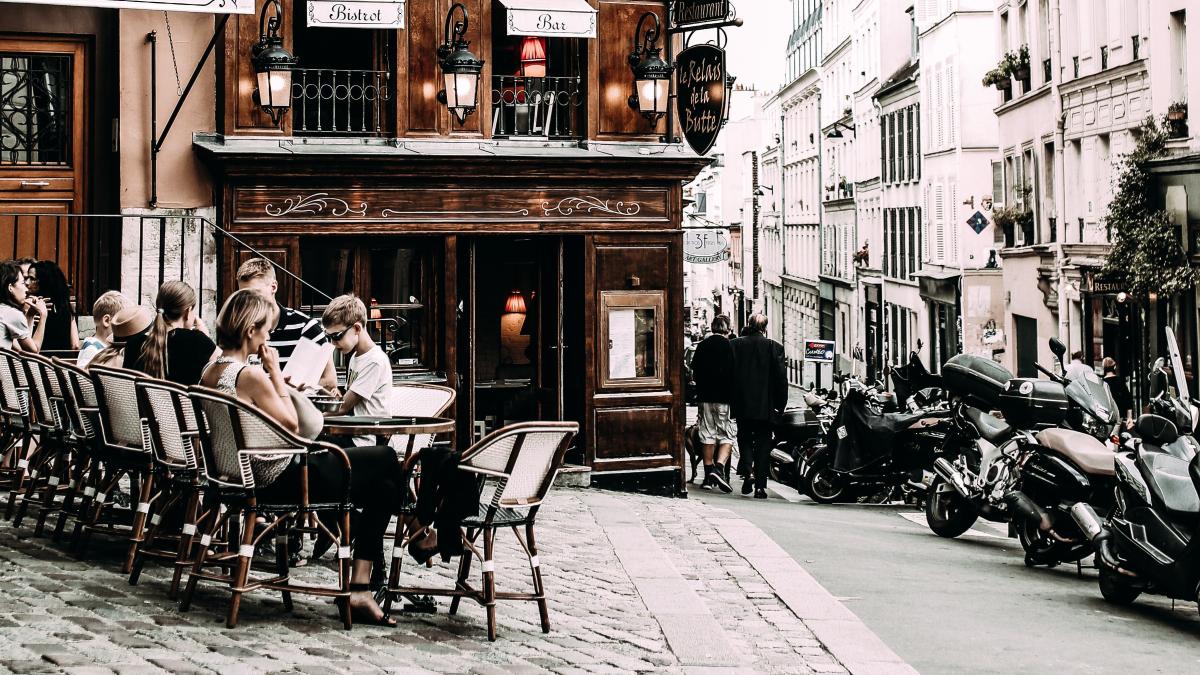 o-camioneta-a-intrat-intr-o-terasa-plina-cu-oameni-din-bruxelles--sase-persoane-au-fost-ranite_76681700