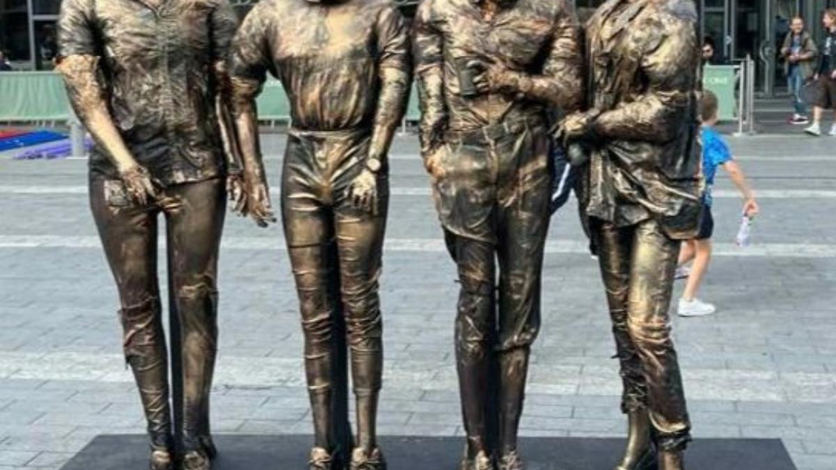 din-mema-pe-internet-in-statuie--patru-barbati--imortalizati-in-locul-unde-au-devenit-celebri-in-spatiul-online_86019500