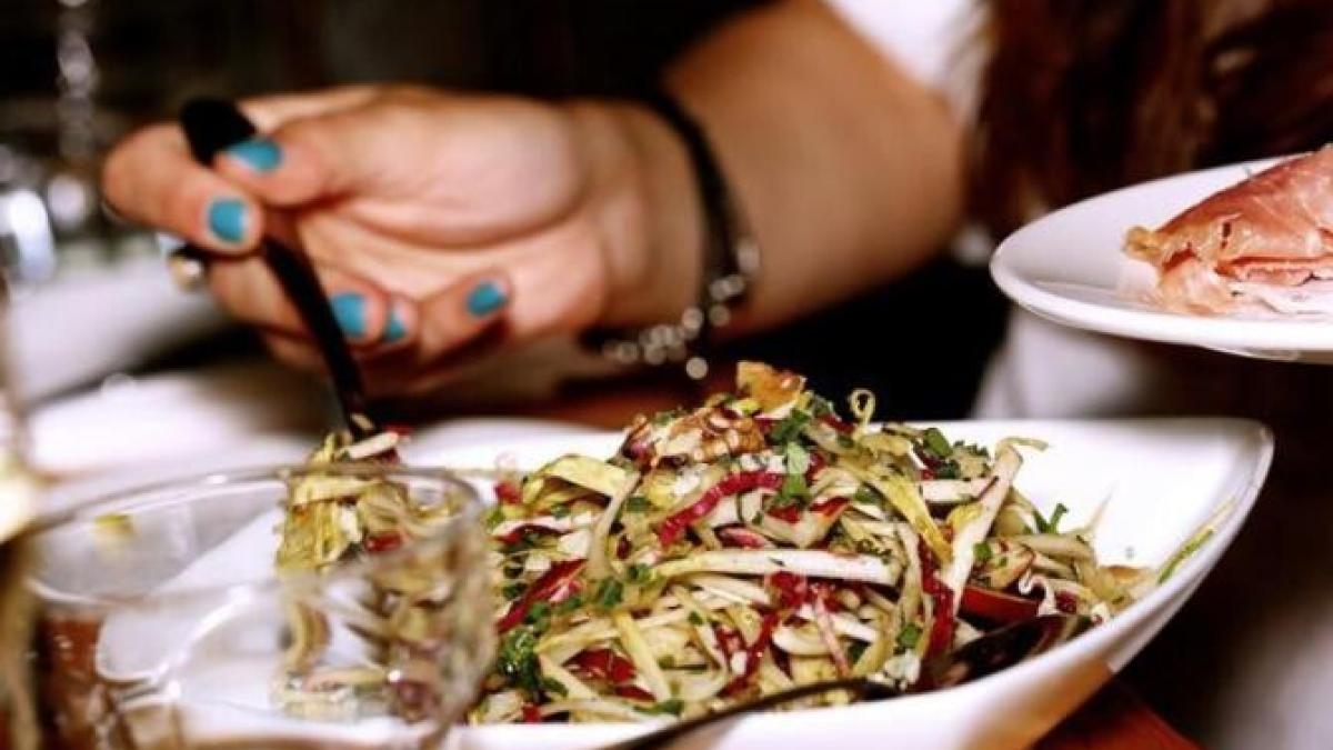 trei-ingrediente-care-strica-orice-salata-si-o-transforma-intr-o-adevarata-bomba-calorica_24391900