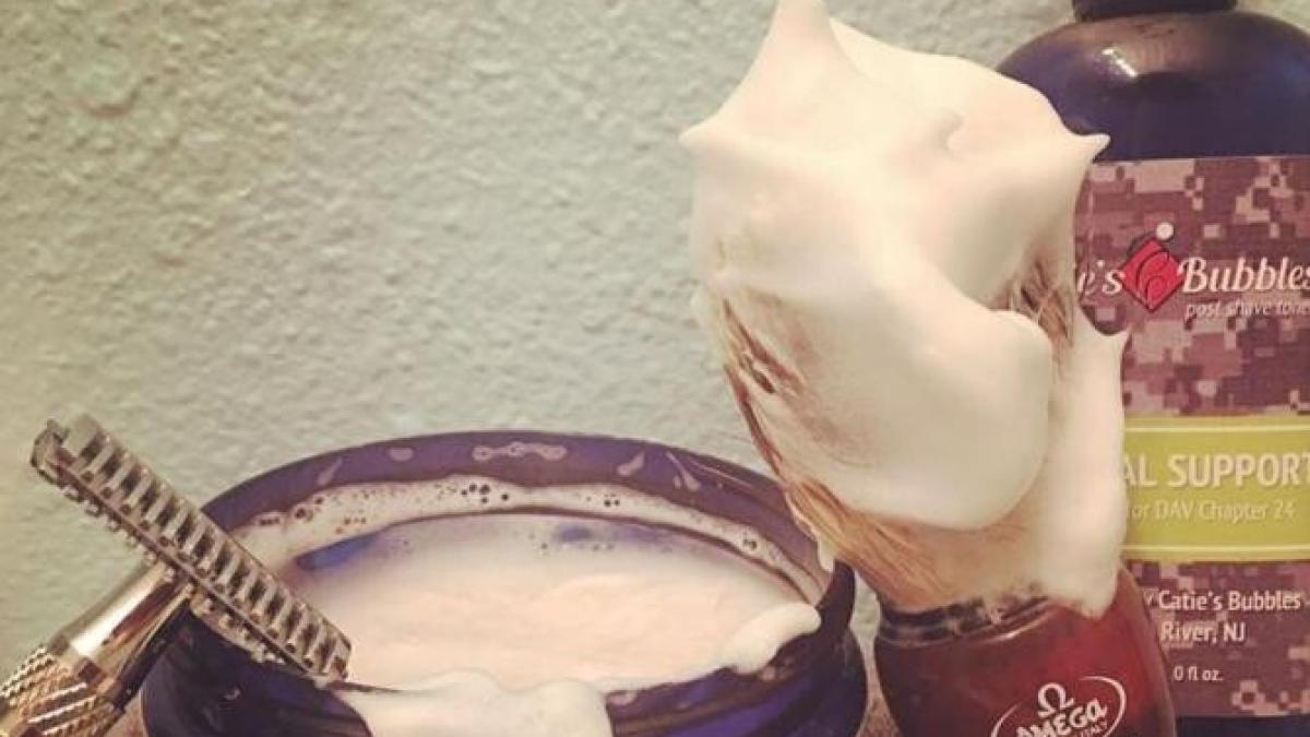 pune-spuma-de-ras-in-masina-de-spalat---va-straluci-de-curatenie-si-prospetime_34224900