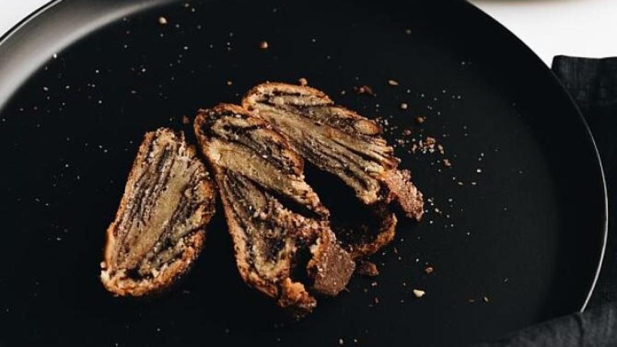 cel-mai-simplu-si-mai-gustos-strudel-cu-ciocolata--reteta-poate-fi-facuta-si-de-un-copil_95141500