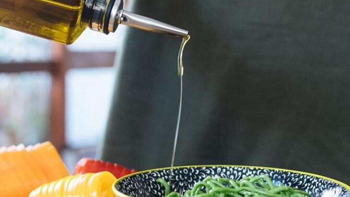 elimina-stratul-de-grasime-de-pe-recipientul-pentru-ulei---simplu--rapid-si-fara-cheltuieli_60135400