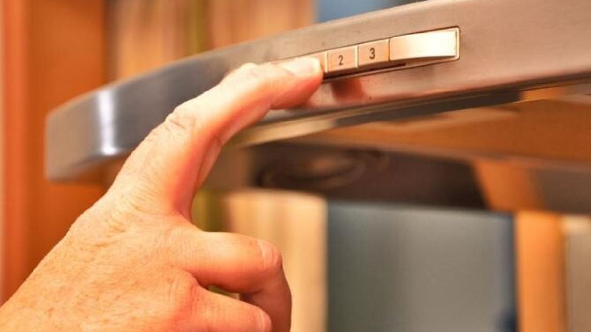 curata-hota-din-bucatarie-in-zece-minute---doua-trucuri-care-elimina-grasimea-arsa-si-murdaria_07808100