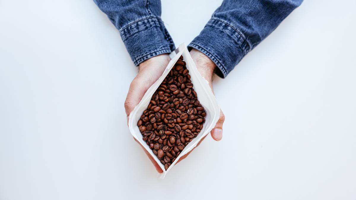 cafea-glasanta-pexels-cup-of-couple-7657839_57654100