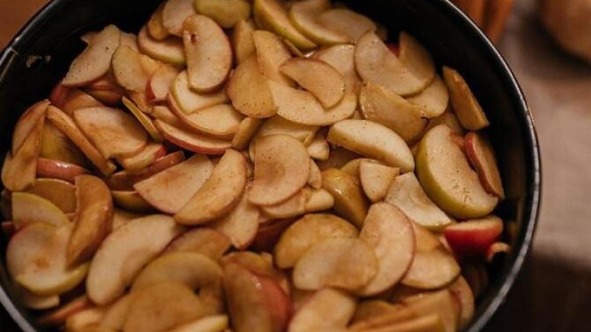 placinta-cu-mere--preparata-intr-o-tigaie--este-gata-rapid-si-are-doar-160-de-calorii_43001600