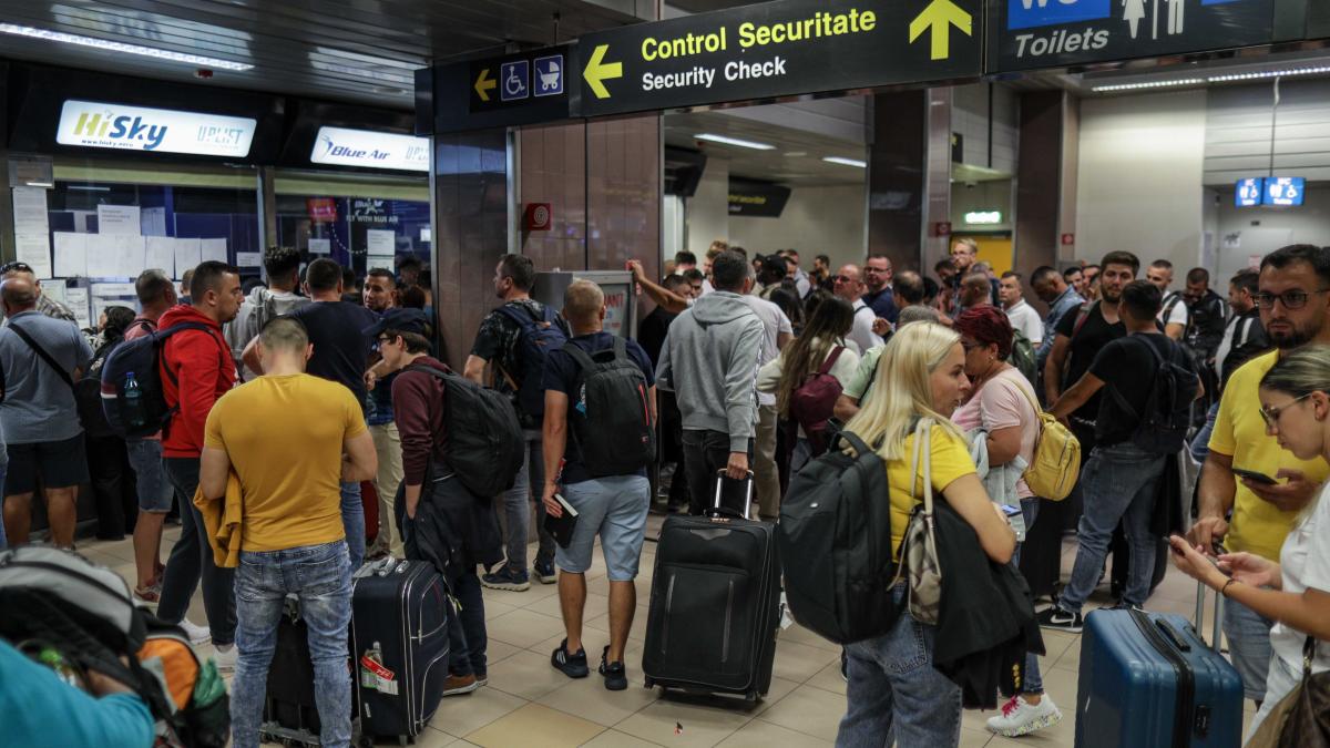 scandal-pe-aeroportul-otopeni--dupa-ce-blue-air-a-anulat-zborurile-eu-am-luat-bilete-cu-10-euro--voi-imi-dati-2-euro-nu-v-ar-fi-rusine_72433200