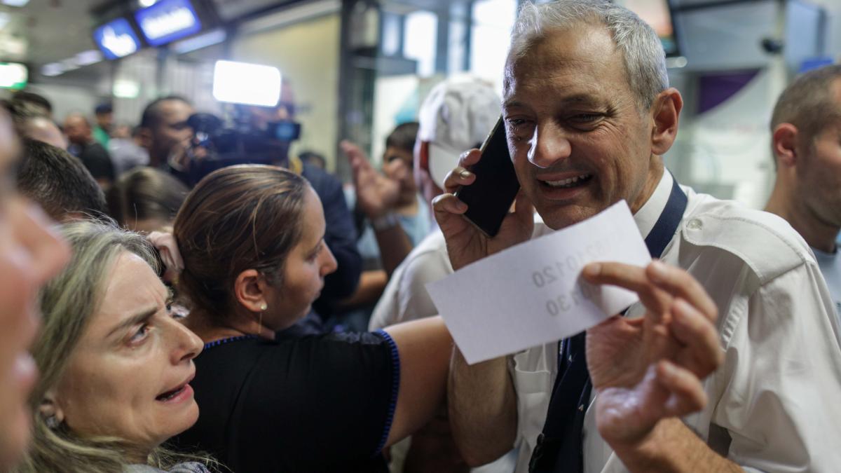 blue-air-anunta-ca-reia-zborurile--dar-mai-dureaza--credibilitatea-a-fost-puternic-zdruncinata_20274400