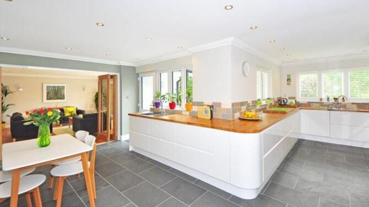 gresia-din-baie-si-din-bucatarie-va-fi-mai-curata---cu-cateva-produse-din-camara--placile-vor-straluci_15865500