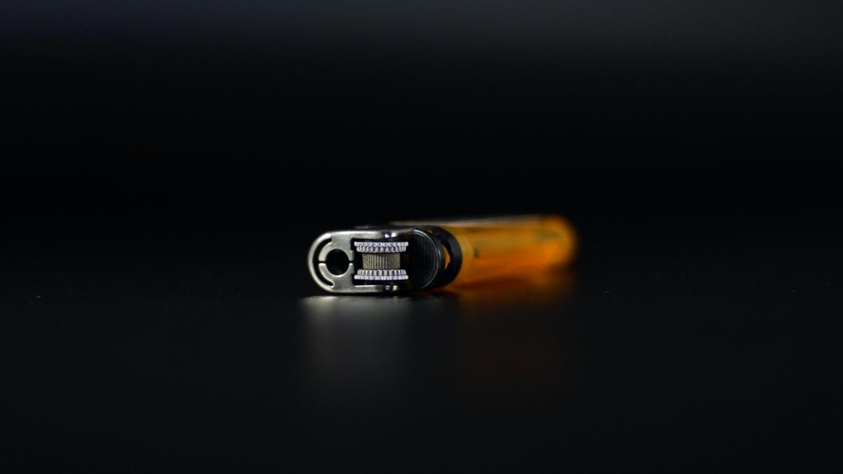 o-mama-si-bebelusul-ei-au-fost-gasiti-morti--langa-bradul-de-craciun--in-conditii-suspecte--femeia-ar-fi-inhalat-lichidul-unei-brichete_19340700