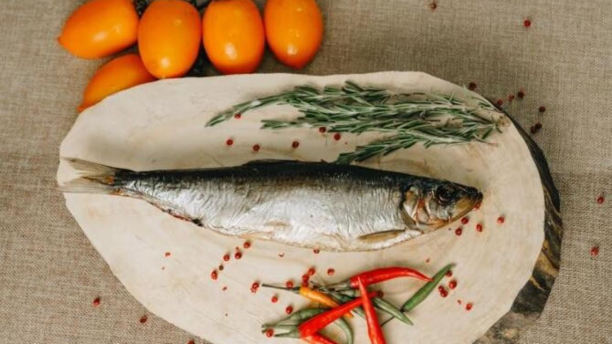 pentru-o-mancare-de-cinci-stele-ai-nevoie-de-cel-mai-ieftin-hering-si-un-mar--iata-reteta_04147500