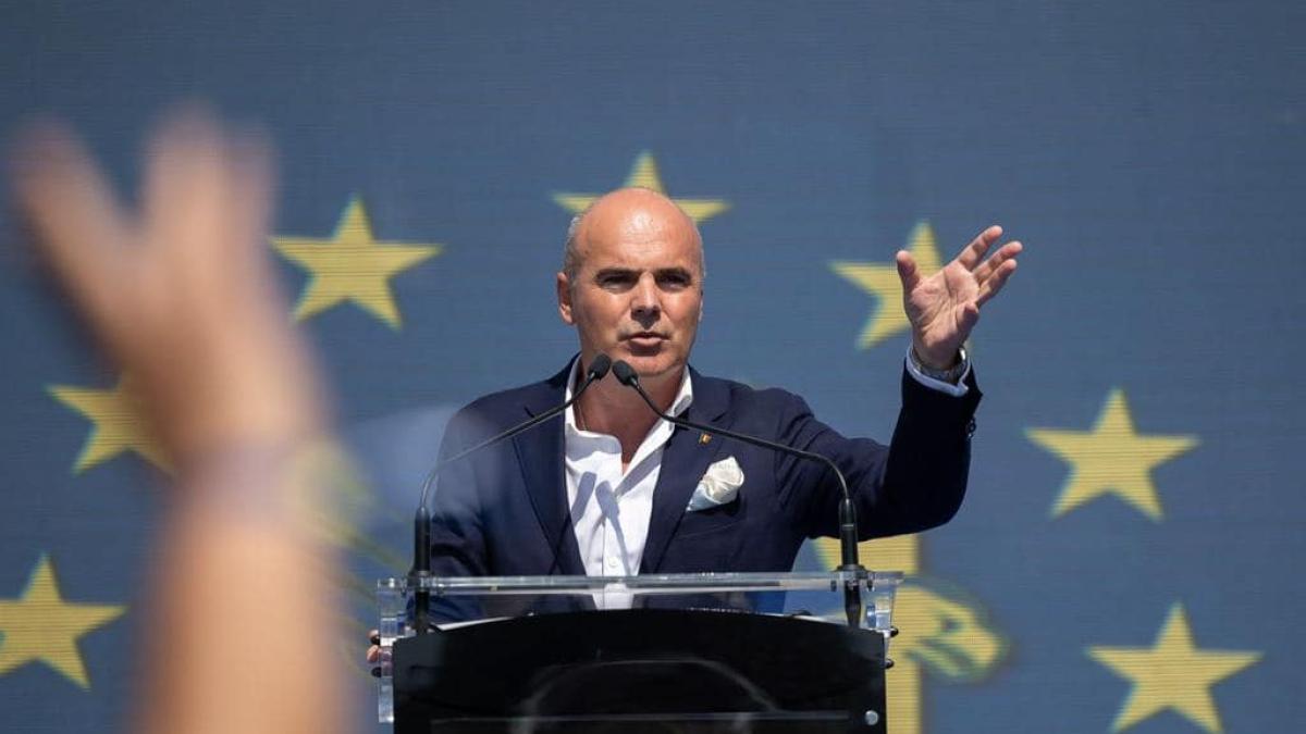 ministrul-energiei-din-elvetia-recomanda-dusurile-in-doi--rares-bogdan-sigur-ca-pot--dar-sa-faca-cu-propria-nevasta_17948100