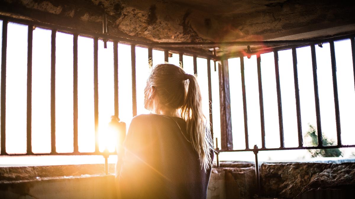 o-adolescenta-a-fost-condamnata-la-inchisoare-pentru-ca-l-a-ucis-pe-cel-care-a-violat-o_64491600