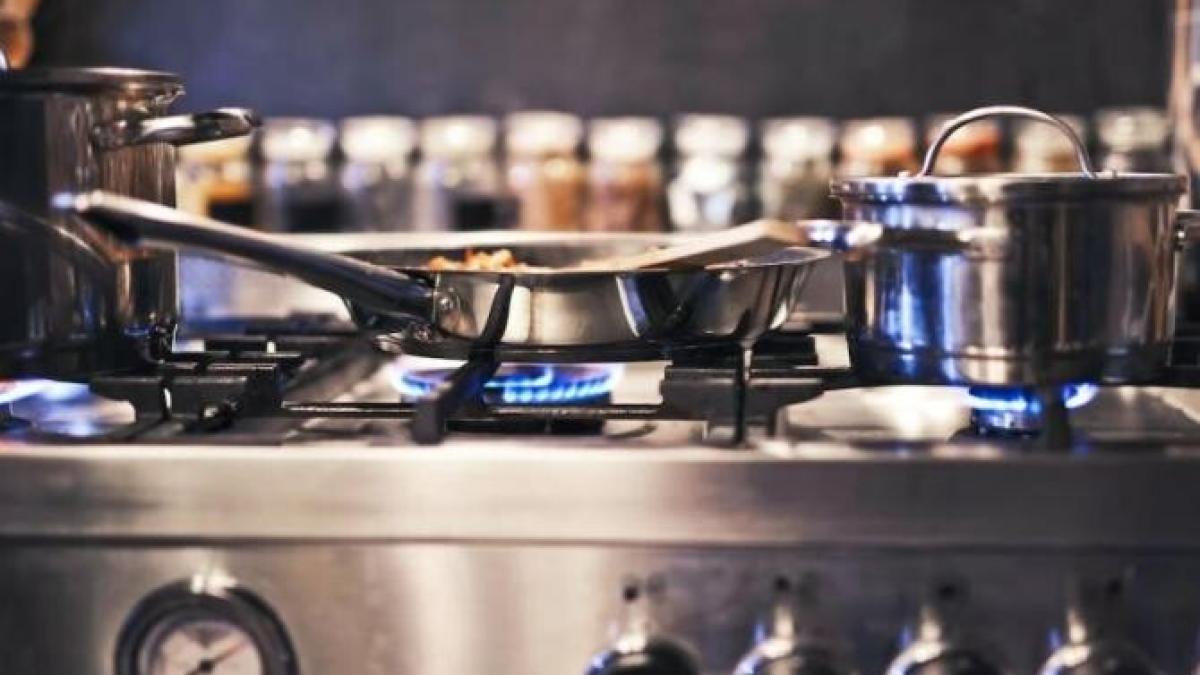 elimina-usor-grasimea-de-pe-aragaz-si-de-pe-blatul-de-lucru--cel-mai-eficient-truc_79652300