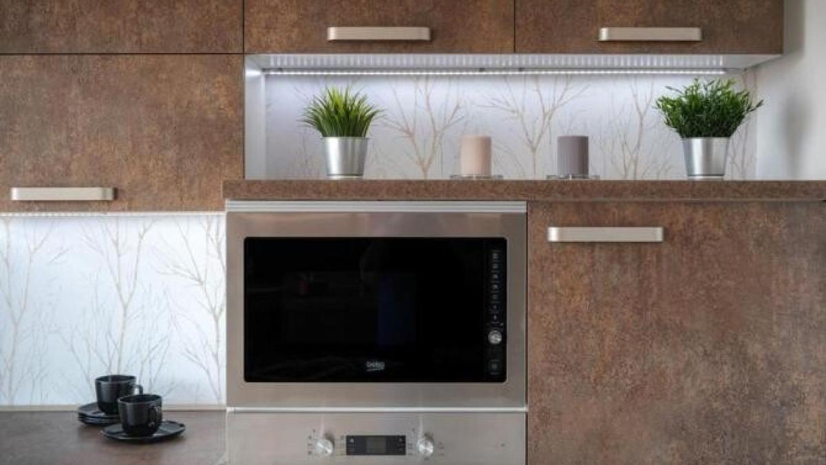 mobila-de-lemn-va-fi-ca-noua--un-produs-ieftin-si-natural-ii-reda-stralucirea-in-cateva_32637900