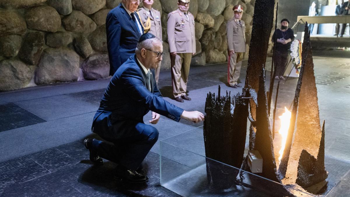 5-ministrul-apararii-nationale-a-adus-un-omagiu-victimelor-holocaustului---foto-laurentiu-turoi_69077400