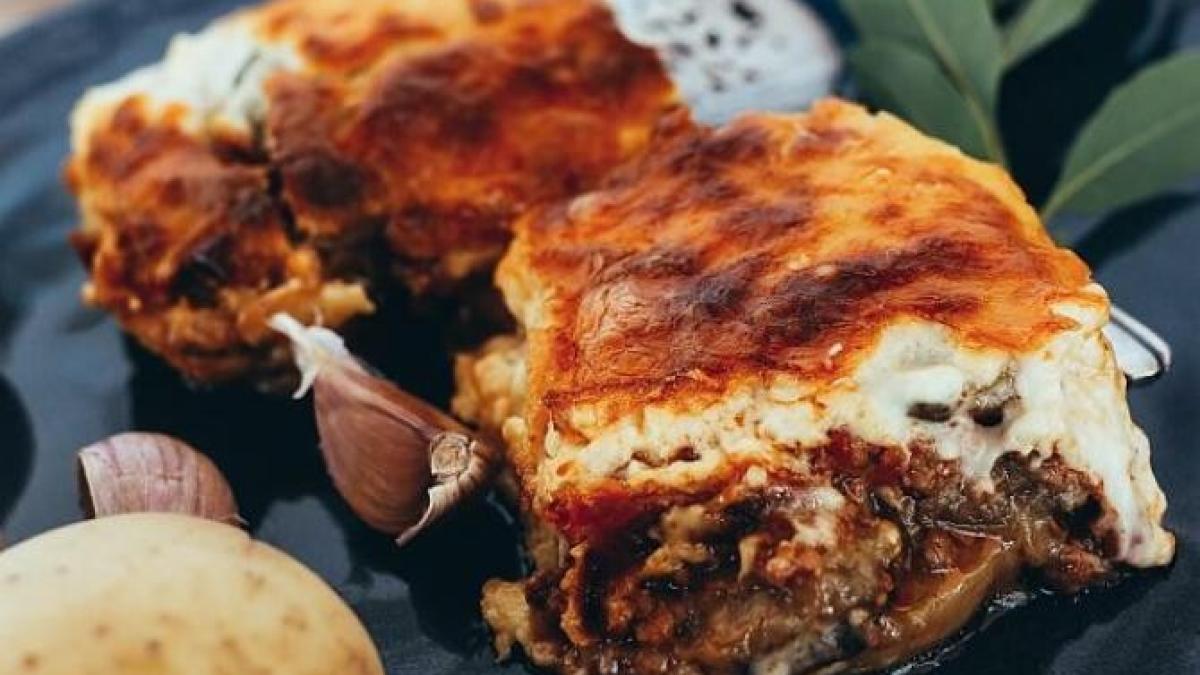 placinta-rustica-in-patru-straturi-cu-umplutura-de-vinete--un-aperitiv-uimitor-de-bun_50559600