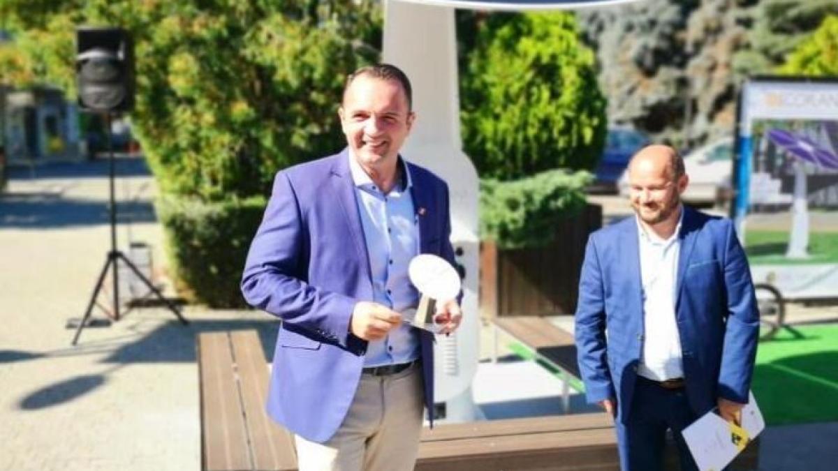 primul-sistem-ecoplant-din-romania--instalat-in-targoviste--poti-sa-ti-incarci-gratuit-telefonul--tableta-sau-trotineta-electrica_90187400