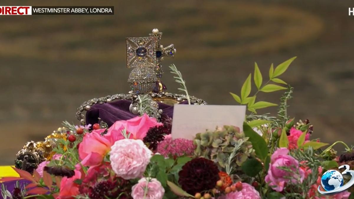 flori_sicriu_inmormantare_regina_70734700