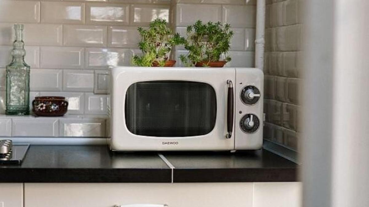 curata-cuptorul-cu-microunde-de-petele-grasime-in-doar-15-minute--rapid-si-eficient_17566200