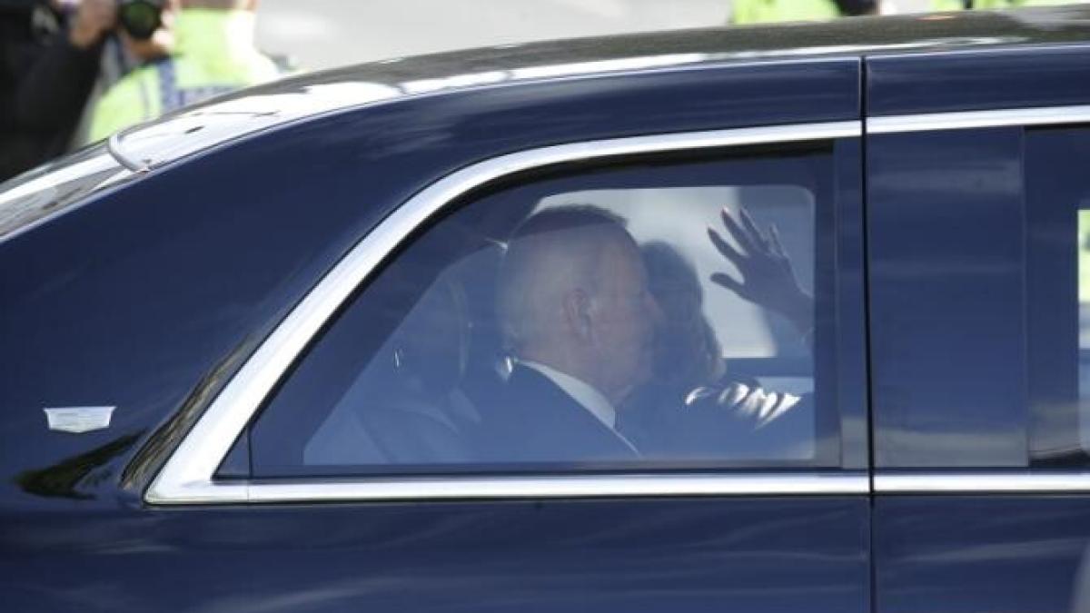 video-joe-biden--moment-de-reculegere-in-fata-sicriului-reginei-elisabeta-a-ii-a_47681400