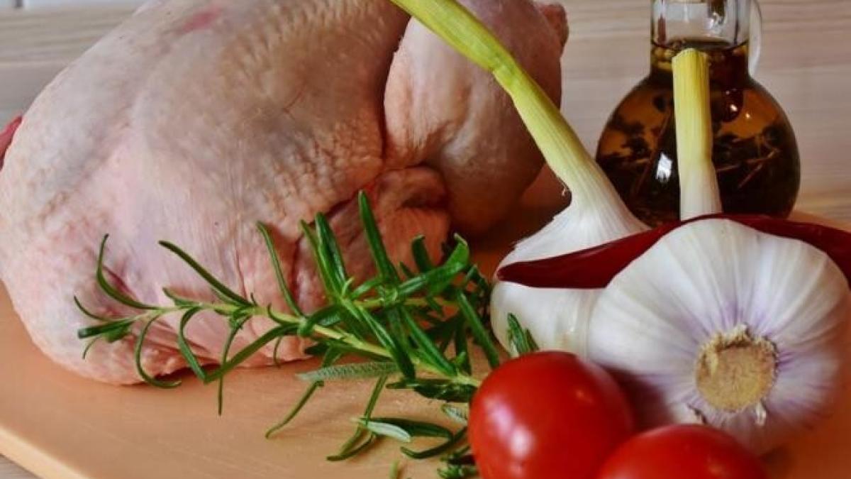 pui-cu-piure-de-cartofi-la-cuptor--mancarea-perfecta-pentru-un-pranz-savuros-si-satios_16738100