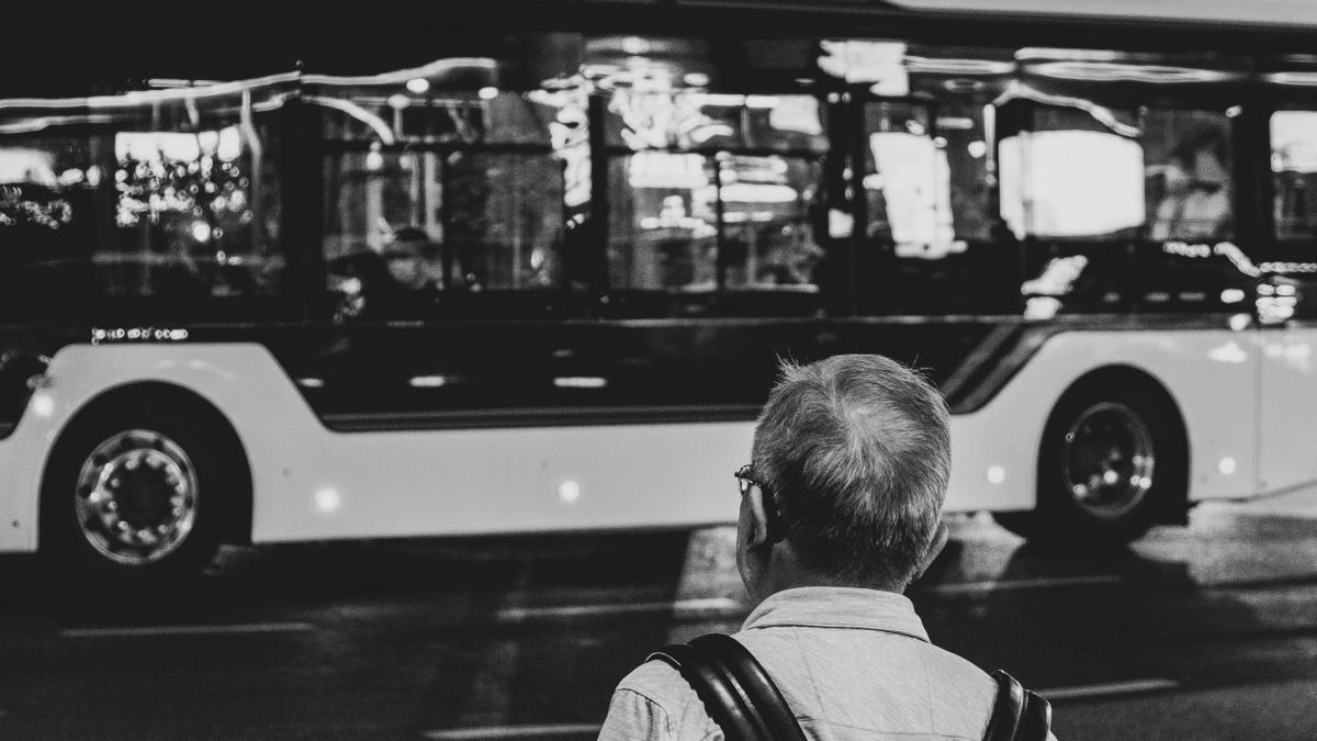 un-autobuz-cu-27-de-persoane-carantinate-a-fost-implicat-intr-un-accident-mortal_09827900