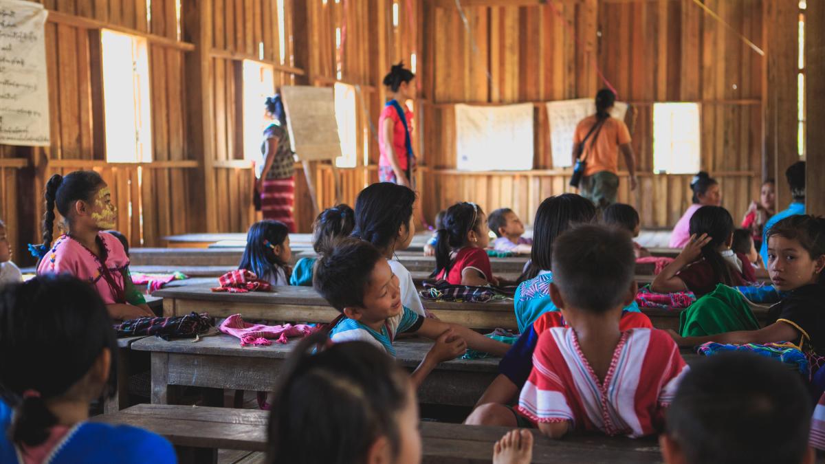 mai-multi-elevi-au-murit-dupa-ce-elicopterele-militare-au-tras-asupra-unei-scoli_05742800