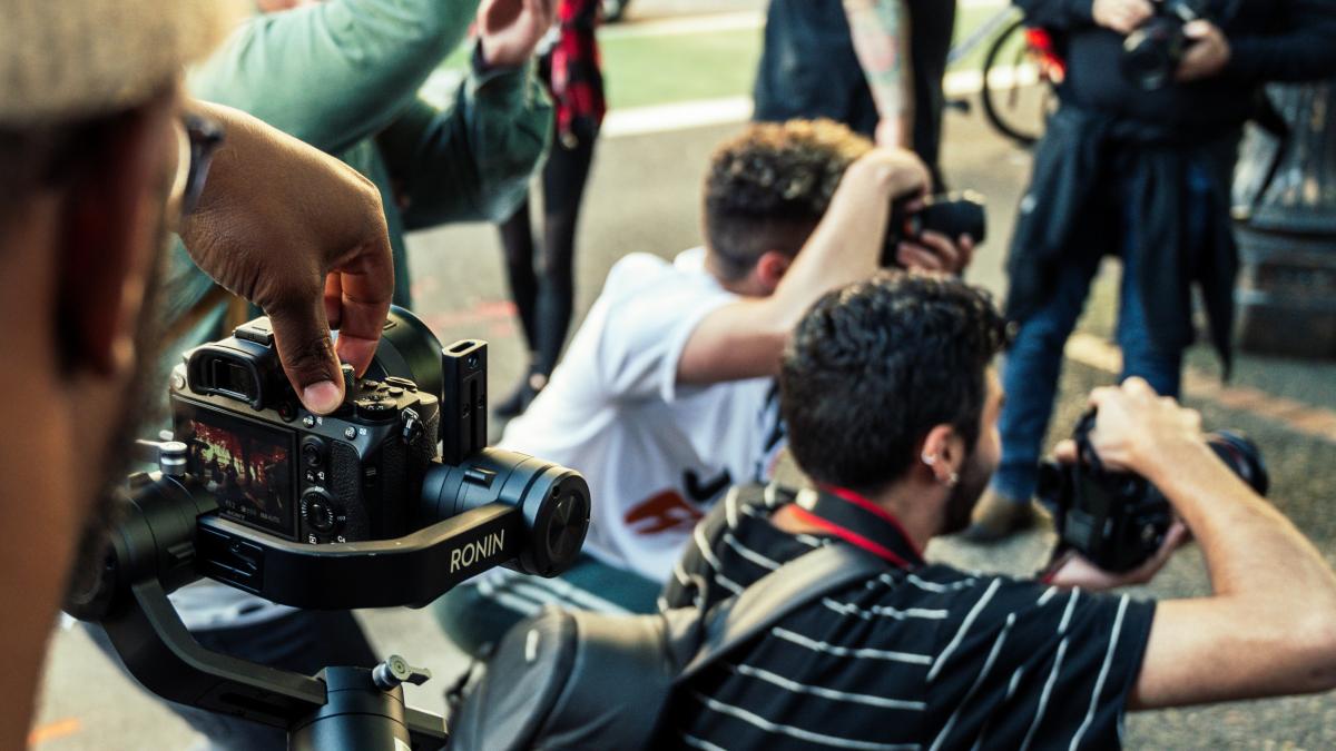 noua-iubita-a-lui-pique--luata-la-rost-pe-strazile-din-barcelona-de-o-ziaristaprc-e2prc-80prc-9dlas-o-in-paceprc-e2prc-80prc-9d---video_70106800