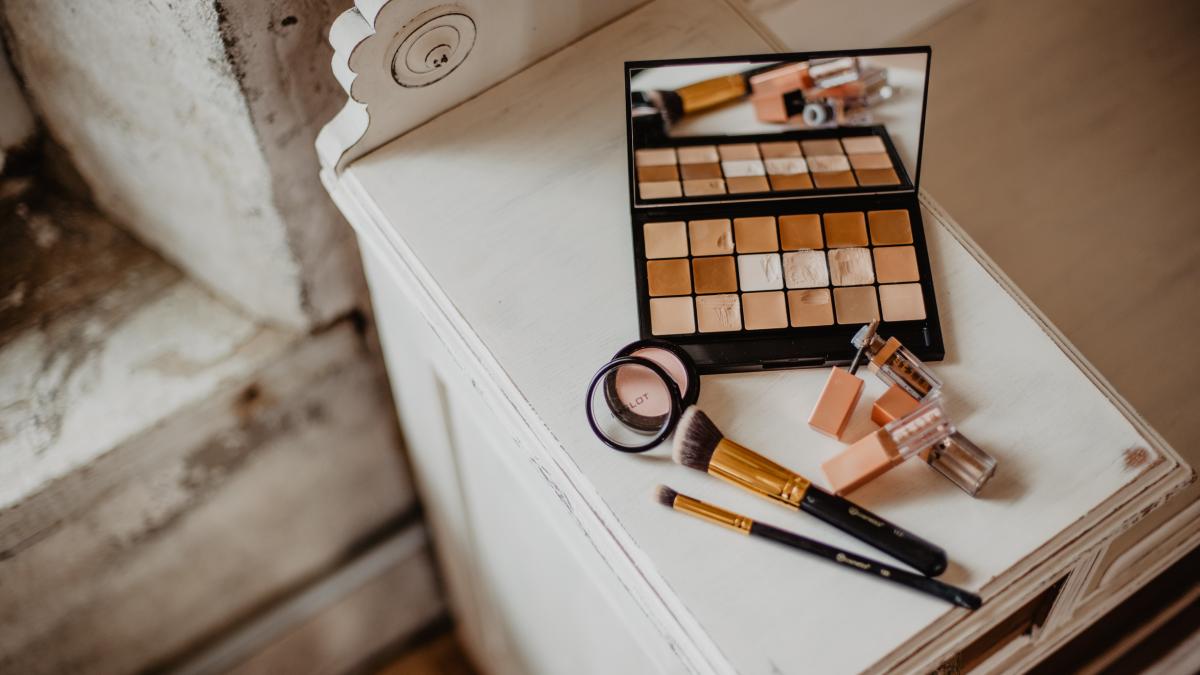 in-fata-oglinzii--inainte-de-influencerii-de-beauty-erau-mamele-noastre_27236700