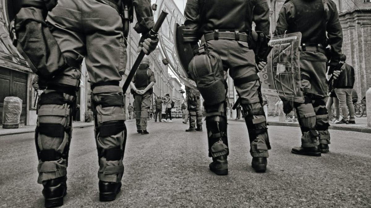 bataie-intre-recrutii-usi-si-fortele-de-ordine_47553000