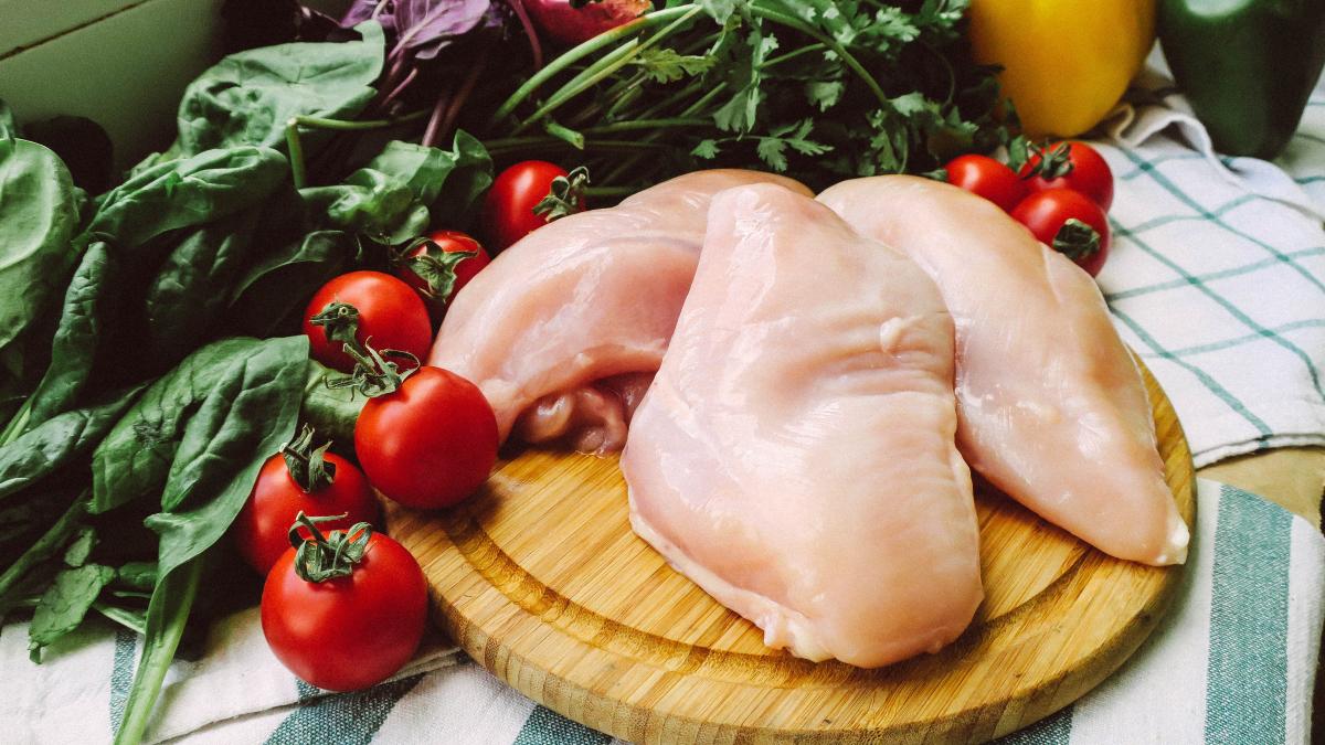 de-ce-nu-ar-trebui-sa-spalati-carnea-inainte-de-a-fi-gatita_39954300