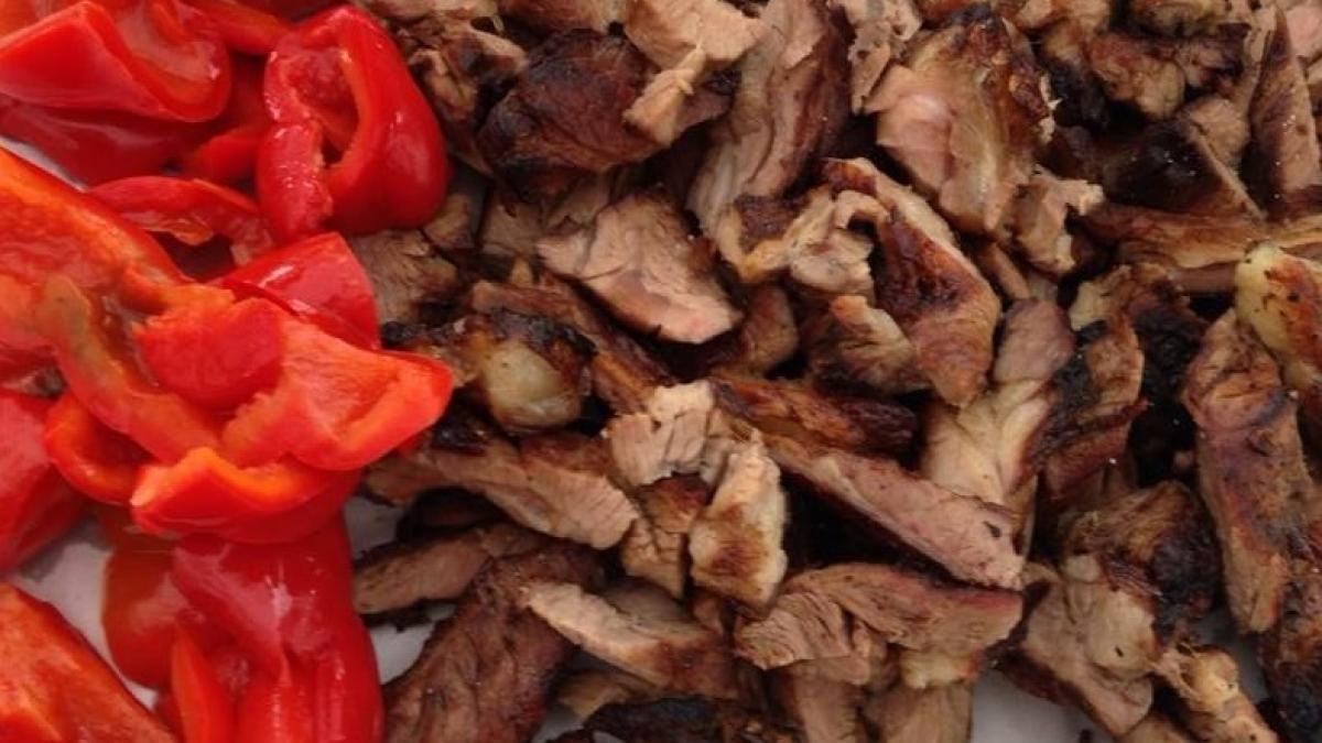 pastrama-de-oaie-la-ceaun--reteta-delicioasa-de-sezon_44433900