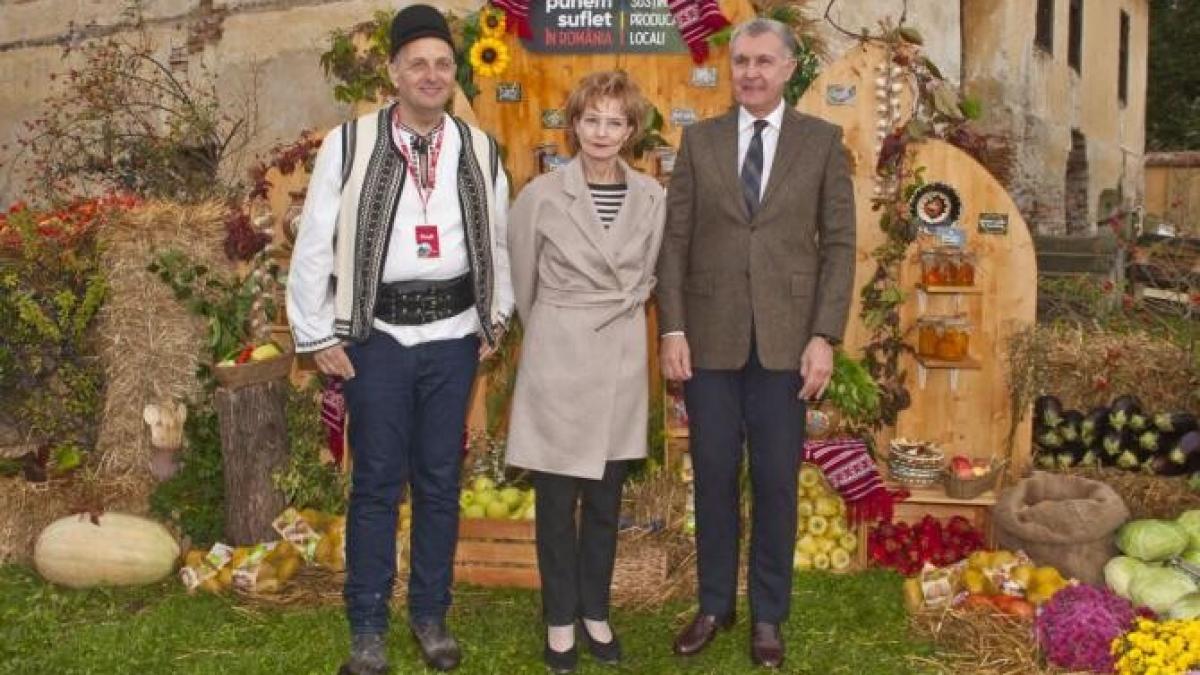 aproape-1-000-de-participanti-la-evenimentul-de-promovare-a-producatorilor-locali-si-mestesugurilor-din-apos_42335200