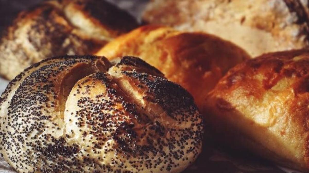 taiati-aluatul-in-fasii-subtiri-si-chiflele-cu-mac-sunt-gata-de-pus-in-cuptor--toata-lumea-le-va-adora_67364000