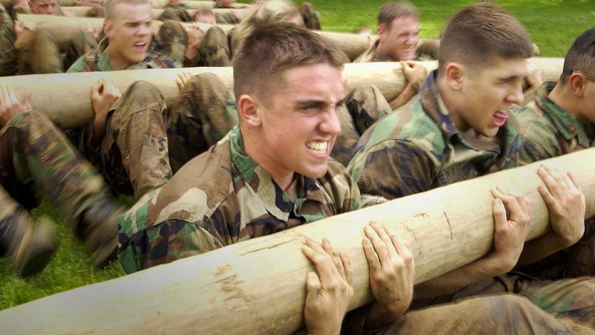 furia-rusilor--tot-mai-mare--au-incercat-sa-dea-foc-unui-birou-militar-de-inrolare--folosind-cocktail-uri-molotov_19456300