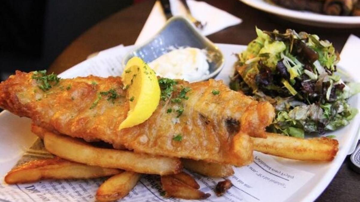 peste-delicios--prajit-intr-o-tigaie--tapetata-cu-hartie--rezultatul-este-uimitor_51883800